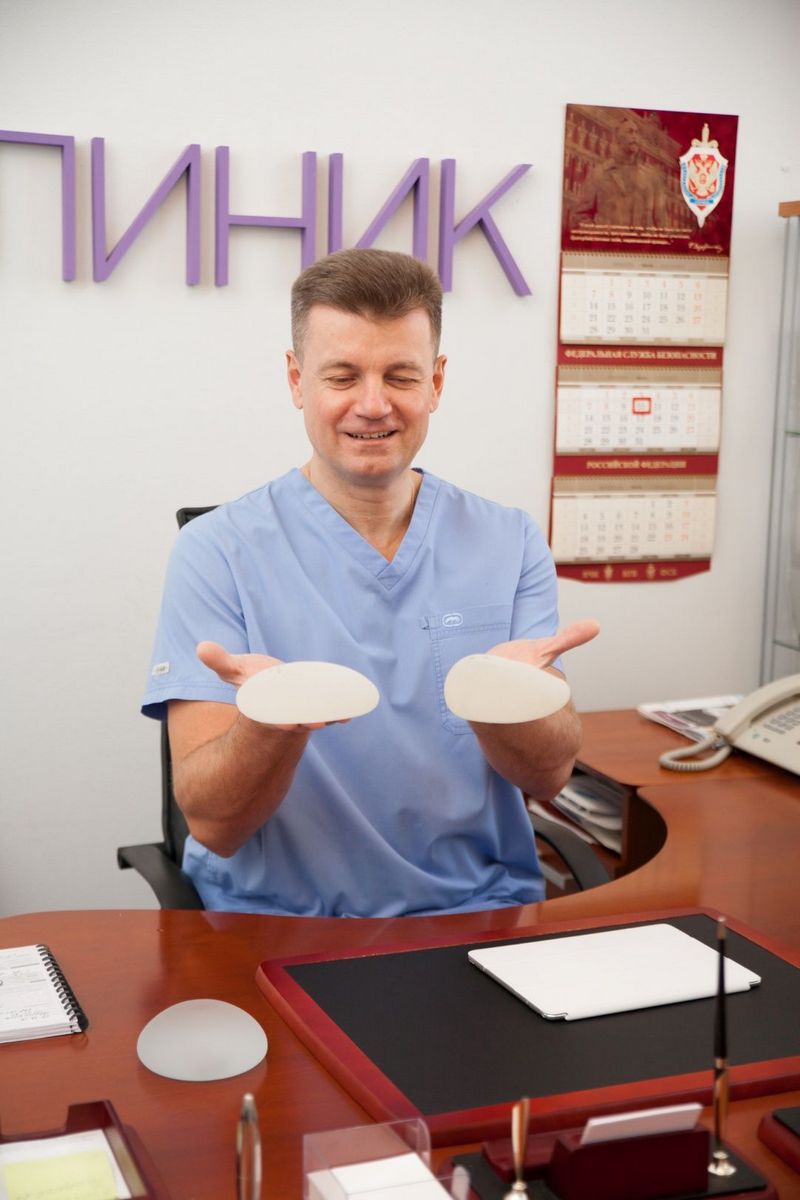 Доктор Баков демонстрирует грудные импланты
